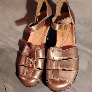 CLARKS EASTER SHOES!  Metallic Bronze 9.5N Sandals